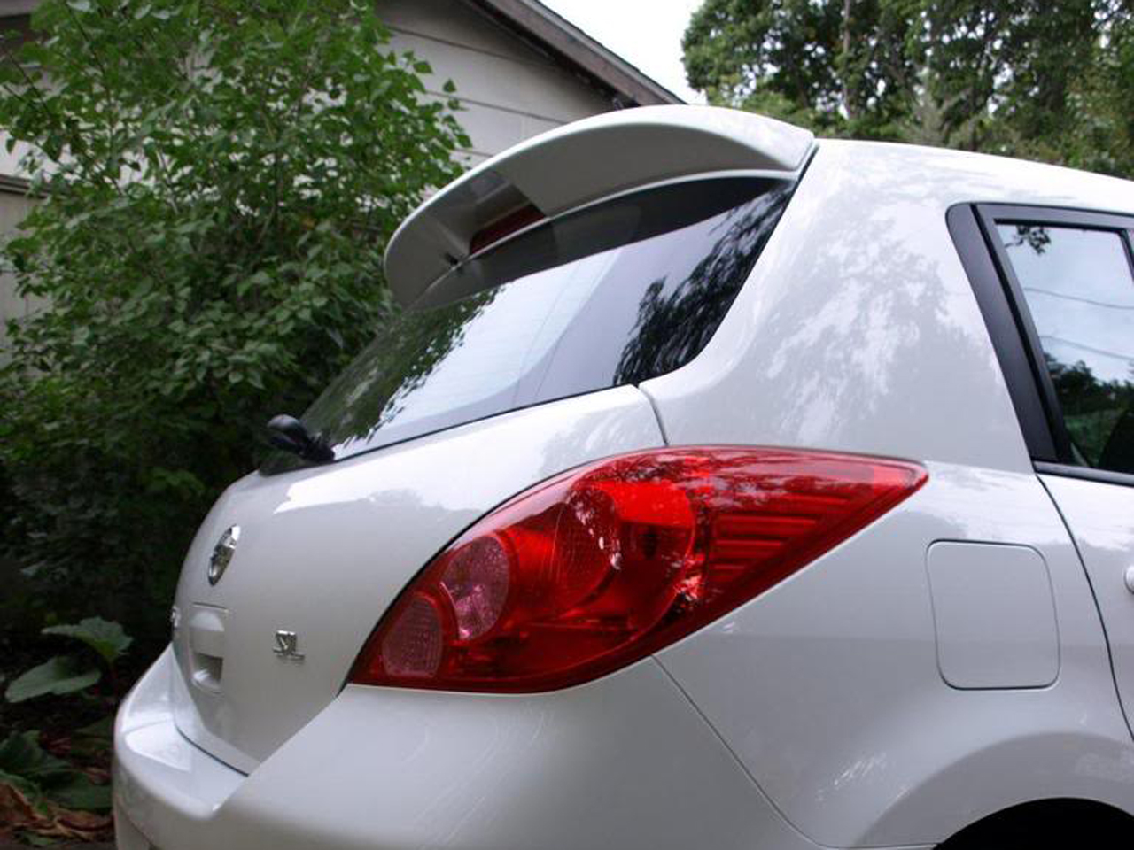 Nissan tiida hatchback spoiler